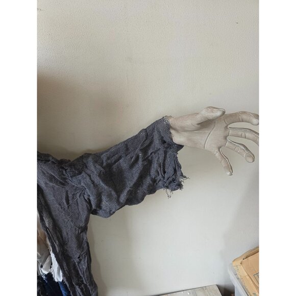 Hanging zombie Halloween prop life size scary skull - Picture 3 of 11